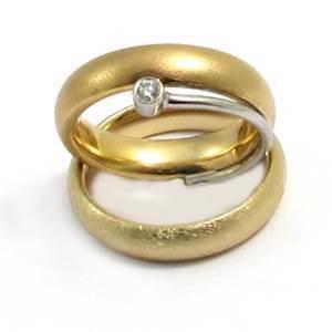 Hamret 14 karat Vielsesringe med 0,05 ct brillant